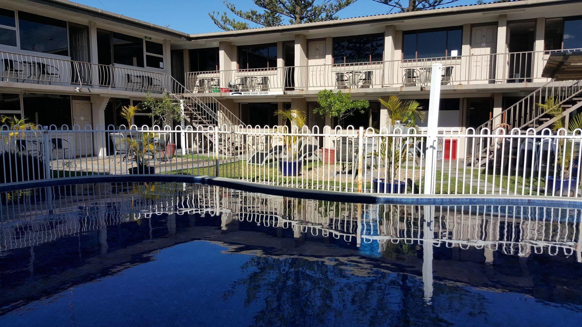 Montego Mermaid Beach Motel Голд-Кост Экстерьер фото